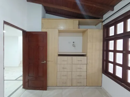 Casa En Venta En Prados Del Este. Cod V30246