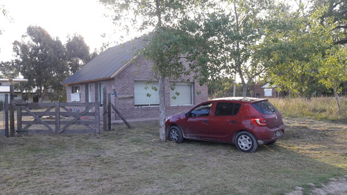 Casa Construida Hace 8 Años Con Solo 2 Temporadas De Uso, Impecable, Con Importante Terreno Libre.