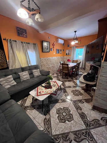 Vendo Casa 4 Dormitorios + Monoambiente, Con Garaje Y Gran Terreno 447 M2. Excelente Oportunidad La Teja