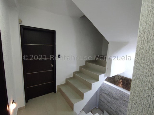 Maria Elena Latouche Se Vende Townhouse Imponente En Mañongo Completamente Amoblado. Planta 100% Y Pozo. Ven Visítalo !! Mels 23-21578