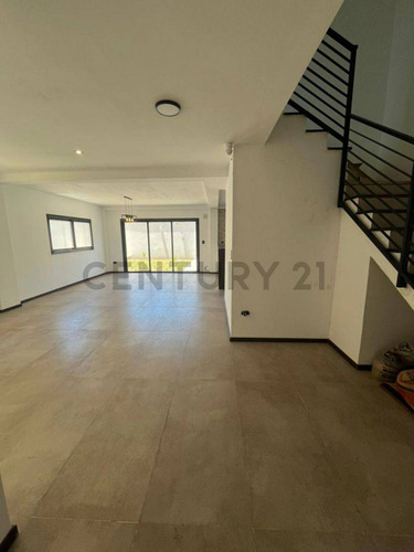 Casa En Venta En City Bell, La Plata