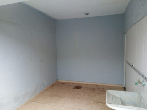 Casa De Três Quartos E Dois Banheiros Com Edícula