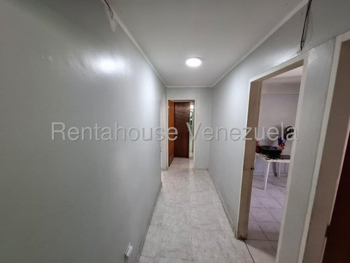 Julio Latouche 25-17262 Amplio Y Cómodo Apartamento En Venta Ubicado En El Corazón De Valencia, Bien Conservado 98 M2 Bien Distribuidos, Amplia Cocina, Closet En Las 3 Habitac