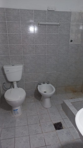 Amplio Departamento De 2 Habitaciones En Planta Baja Con Patio Y Techos Altos, Excelente Ubicación En La Ciudad De Buenos Aires. Perfecto Acceso A Transporte