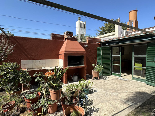 Barrio Juniors - Se Vende Casa De 2 Dorm - Patio Con Asador - Disponibilidad Inmediata