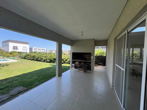 Casa 4 Amb Con Pileta Barrio Santa Elena Pilar Del Este