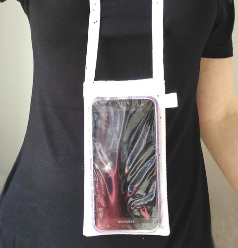 Imagem 4 de 7 de Capinha Porta Celular Visor Touch E Alça Pescoço Com Fecho