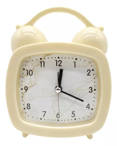 Reloj despertador analógico clásico de lujo negro sobre una mesa