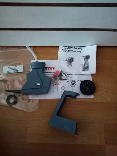 Bomba Manual Incluye Soporte De Botella, Loctite 98414