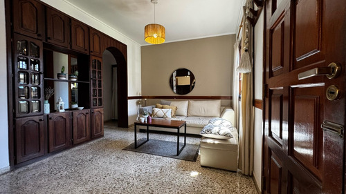 Hermoso Chalet, Excelente Esatdo De Conservación.