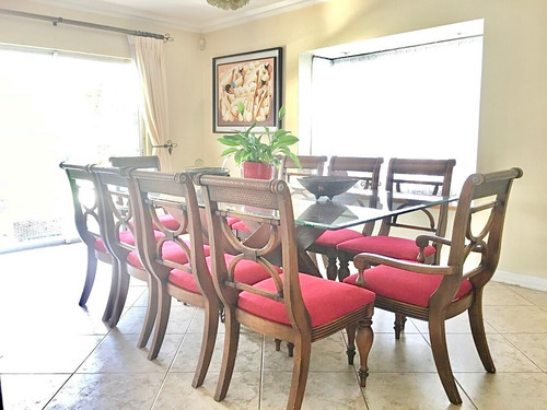 Excepcional Casa, Ubicación Central En Condominio De Lujo