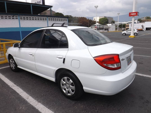 Imagen 4 de 9 de Kia Rio Stylus Sincrónico