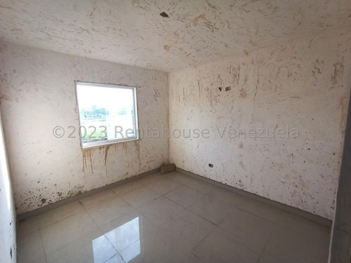 Hermosa Parcela De Terreno De 208,40 M2 Con Casa Estilo Duplex Construida Sobre Ella De Aproximadamente 165 M2, Su Distribucion Es Concepto Abierto En Obra Limpia Con Pisos En Porcelanato