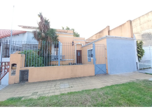 Venta Casa 4 Ambientes En Bernal Con Gran Fondo