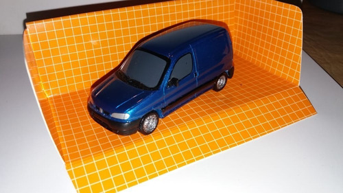 Escala 1.43 Berlingo Furgon Color Azul Francia