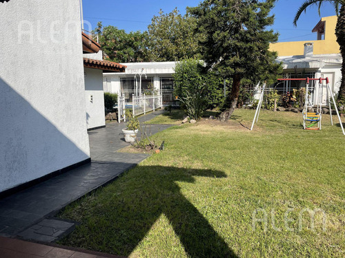 Casa En Venta Moron - 5 Ambientes - Pileta, Quincho, Parque Y 2 Coch