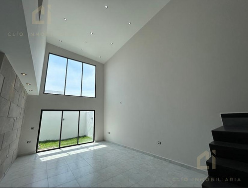 Casa En Venta En Fraccionamiento Lomas De La Rioja, Veracruz - 3 Recámaras Con Baño Privado, Jardín Y Cochera Techada Para 2 Autos