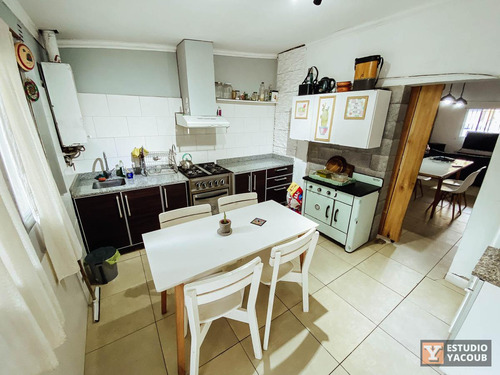 Casa En Venta - 2 Dormitorios 1 Baño - 95mts2 - Abasto, La Plata