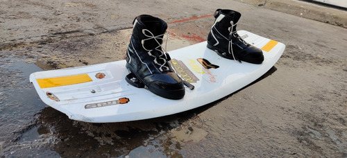 Imagen 3 de 10 de Tabla De Wakeboard Cwb Marius 140 Trevor Hansen Con Botas