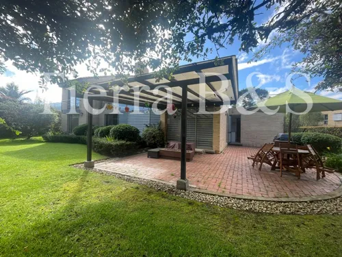 Lujosa Residencia: Confort Y Elegancia Por $13.900.000 Incluida Administración, San Simón
