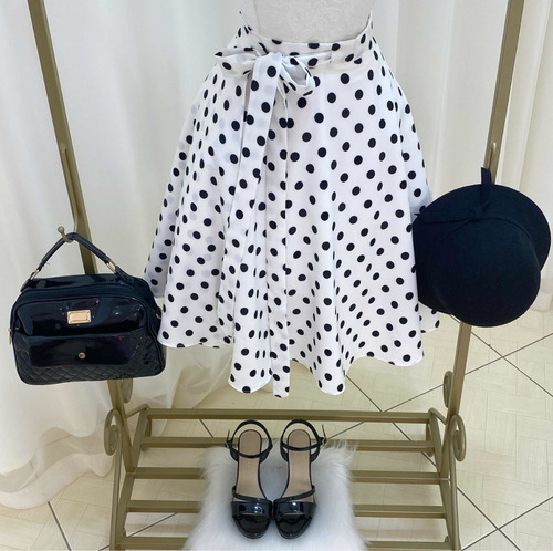 Imagem 6 de 9 de Saia Rodada Midi Modelo Envelope Branca Com Bolinha Preta