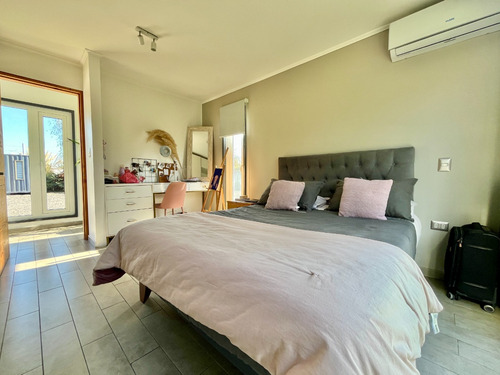 Moderna Y Luminosa Casa Con Casa Secundaria En Parcela