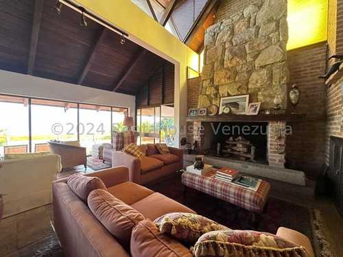 Casa En Venta En Alto Hatillo. Calle Cerrada Con Vigilancia. Negociable