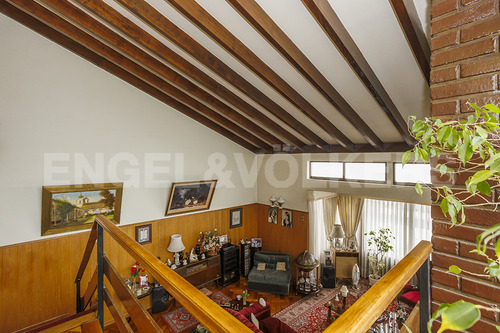 Luminosa Casa De Los Años 70. Con Balcón Interior