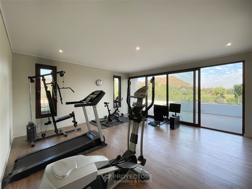 Casa En Venta De 5 Dorm. En Colina