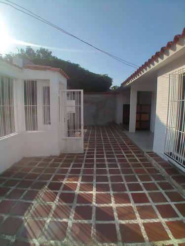 Se Vende Casa 200m2 3h/2b/2p Lecumberry Cúa 0799