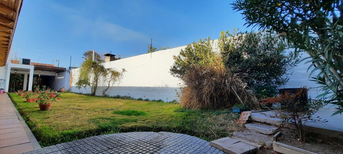 Alquiler Casa En Mendoza 3 Habitaciones, Cochera, Jardin