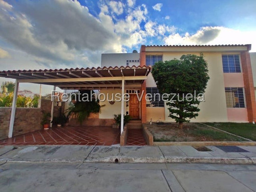 Fredxia Castillo Vende Comoda Y Amplia Casa En La Mora Cabudare # 25-18453