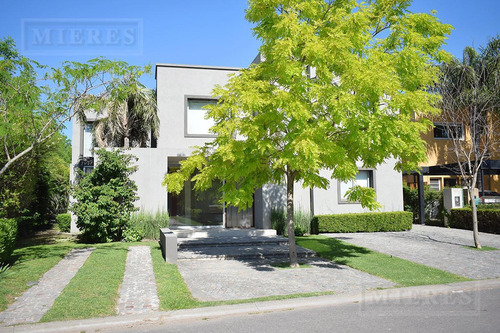 Excelente Casa En Venta En Santa María De Los Olivos.