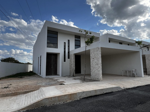Casa En Venta Merida, Temozon Norte, 3 Hab, Cochera Y Piscina, Entrega Inmediata.