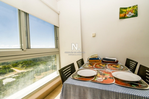 Venta De Apartamento De Dos Dormitorios En Suite Más Dependencia De Servicio En Torre Le Parc, Punta Del Este- Ref: 276