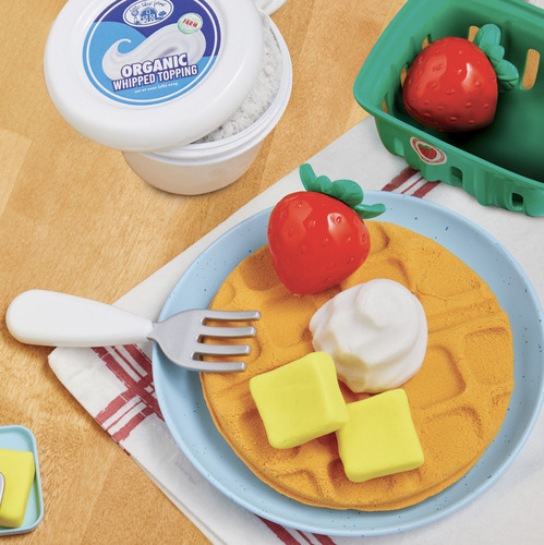 Little Tikes Creative Chefs Kit de Waffles - Set de Cocina Infantil con Arena Make-It! Mix, Máquina de Waffles Realista, 18 Accesorios y Mesa de Juego Plegable, No Comestible