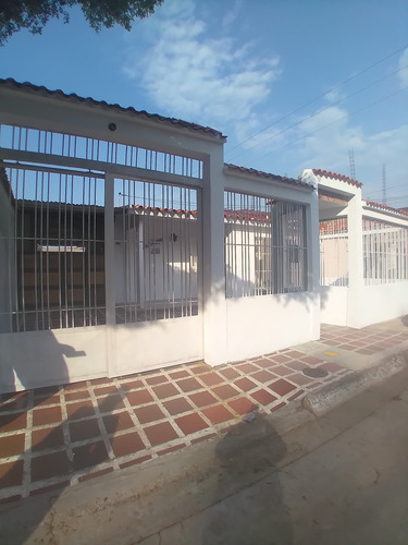 Se Vende Casa 200m2 3h/2b/2p Lecumberry Cúa 0799