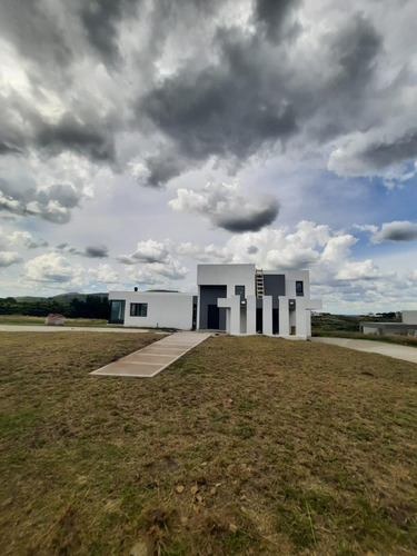 Casa En 2 Plantas A Estrenar En Country Valle Escondido.