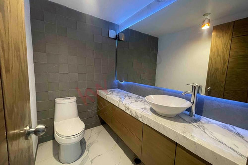 Espectacular Casa En Venta En Bosques De Las Lomas, Varios Niveles Con Jardín Y Remodelada