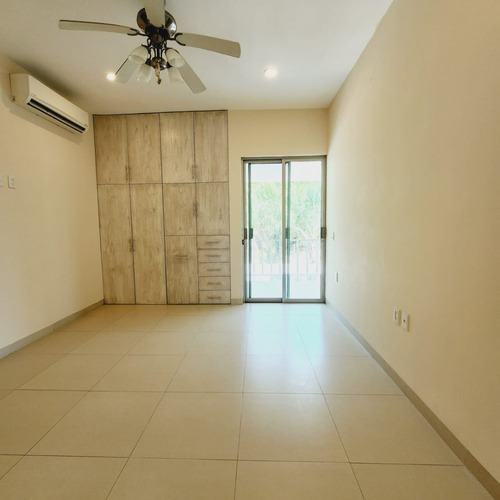 Casa En Venta En Veracruz Con Alberca, Fracc. Las Palmas De Medellín, Ver.