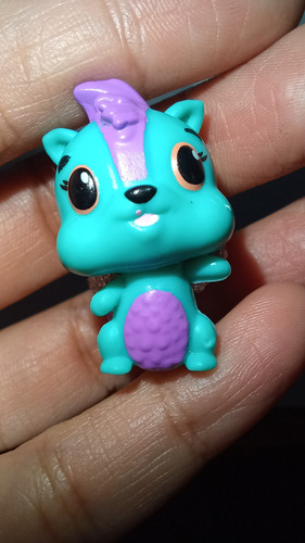 Figura Hatchimals Forest Blue Skunkle Zorrillo Azul (Usado)