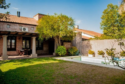 Hermosa Casa Súper Cómoda Y Espaciosa, Con Cochera, Pileta, Jardín Y Parrilla!