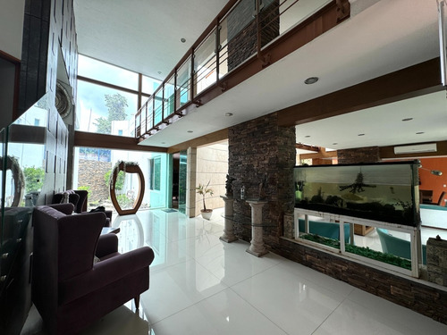 Residencia En Venta Con Alberca En Zapopan