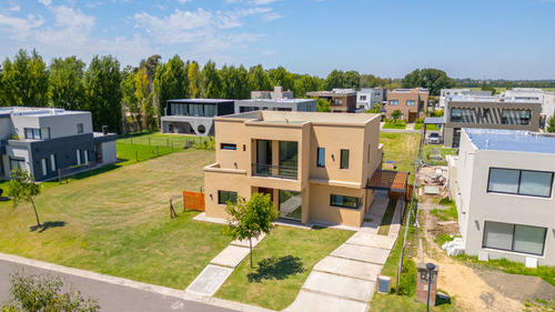 Casa Barrio Lagoon Pilar Venta