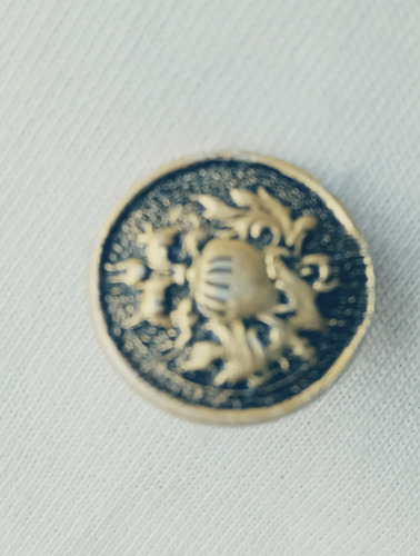 Botão Em Metal Dourado Com Desenho De Um Brasão - Ab Dourado Liso (Usado)