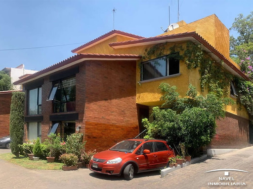 Casa En Venta Desarrollada En Dos Niveles Con Un Mezzanine, En La Calle De Av. México En La Colonia Heroes De Padierna