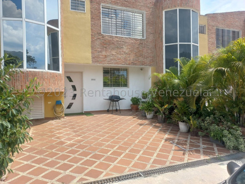 Hermoso Conjunto, Confortable Townhouse Con Acabados De Lujo, Con Hermosa Cocina Moderna