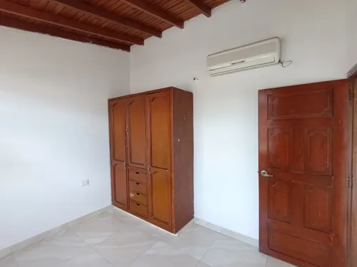 Casa En Venta En Prados Del Este. Cod V30246