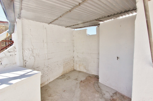 Alquiler De Casa En Jardines Del Hipódromo. Al Frente, 2 Ambientes O Dormitorios, 1 Baño, Cocina Definida, Patio-jardín.