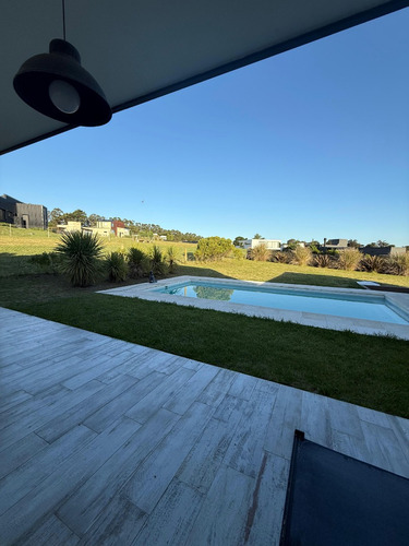 Casa 4 Amb Con Piscina. Barrio Privado